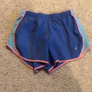NIKE Girls Workout Shorts Size Childs Medium